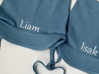 Lue med brem og navn, 0-4år | Lille Apekatt